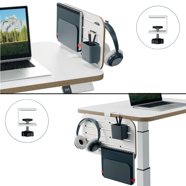 Ein Laptop auf einem weißen Schreibtisch mit einem Organisationsbrett für Kopfhörer, Stifte und Notizbücher.