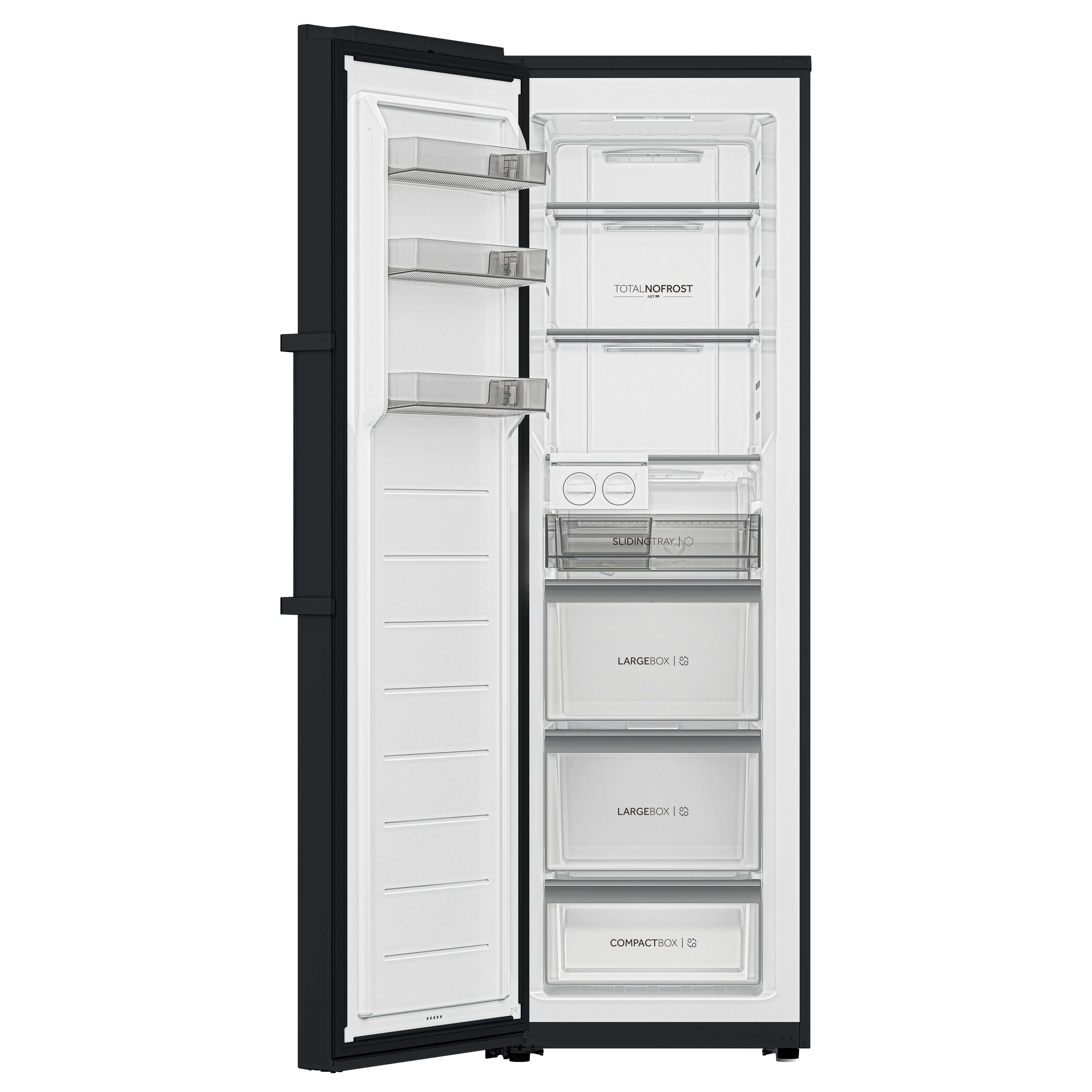 Ein offener schwarzer Kühlschrank mit mehreren durchsichtigen Schubladen und Regalen im Inneren.