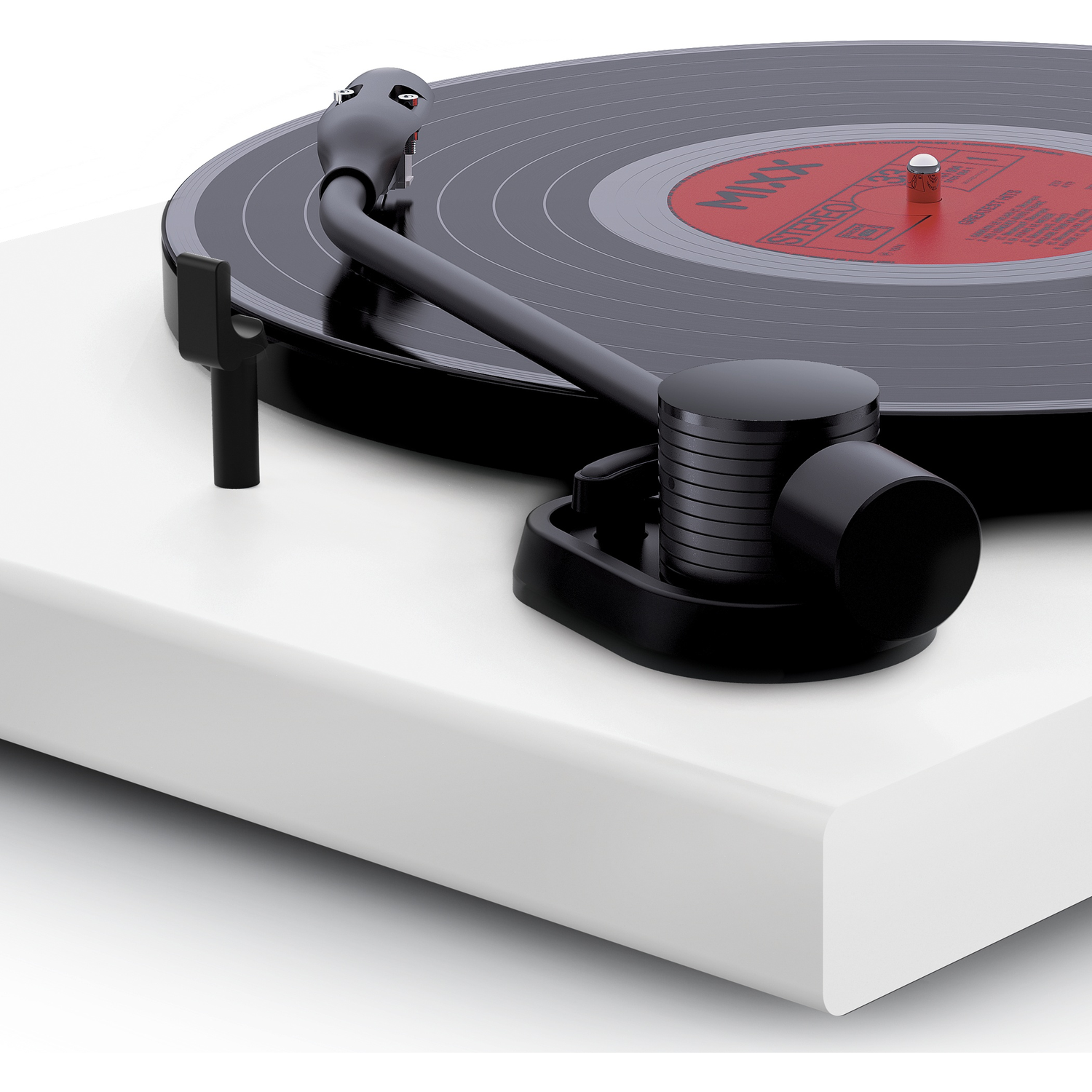 Een witte draaitafel met zwarte toonarm en vinylplaat.