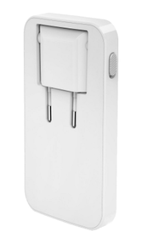 Biały adapter wtyczki ze składanymi metalowymi bolcami, na białym tle.