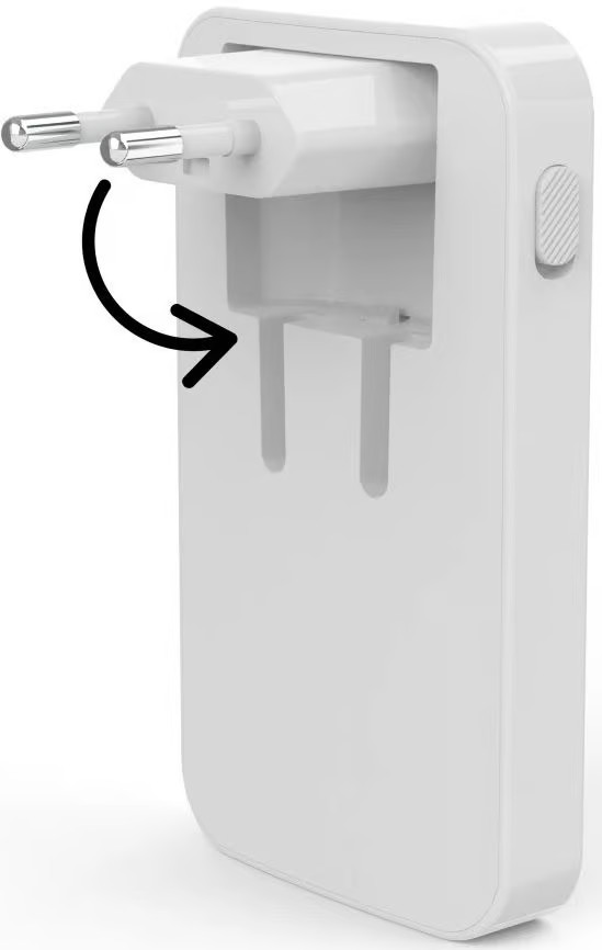 Biała wtyczka z dwoma metalowymi bolcami jest wkładana do białego gniazda.