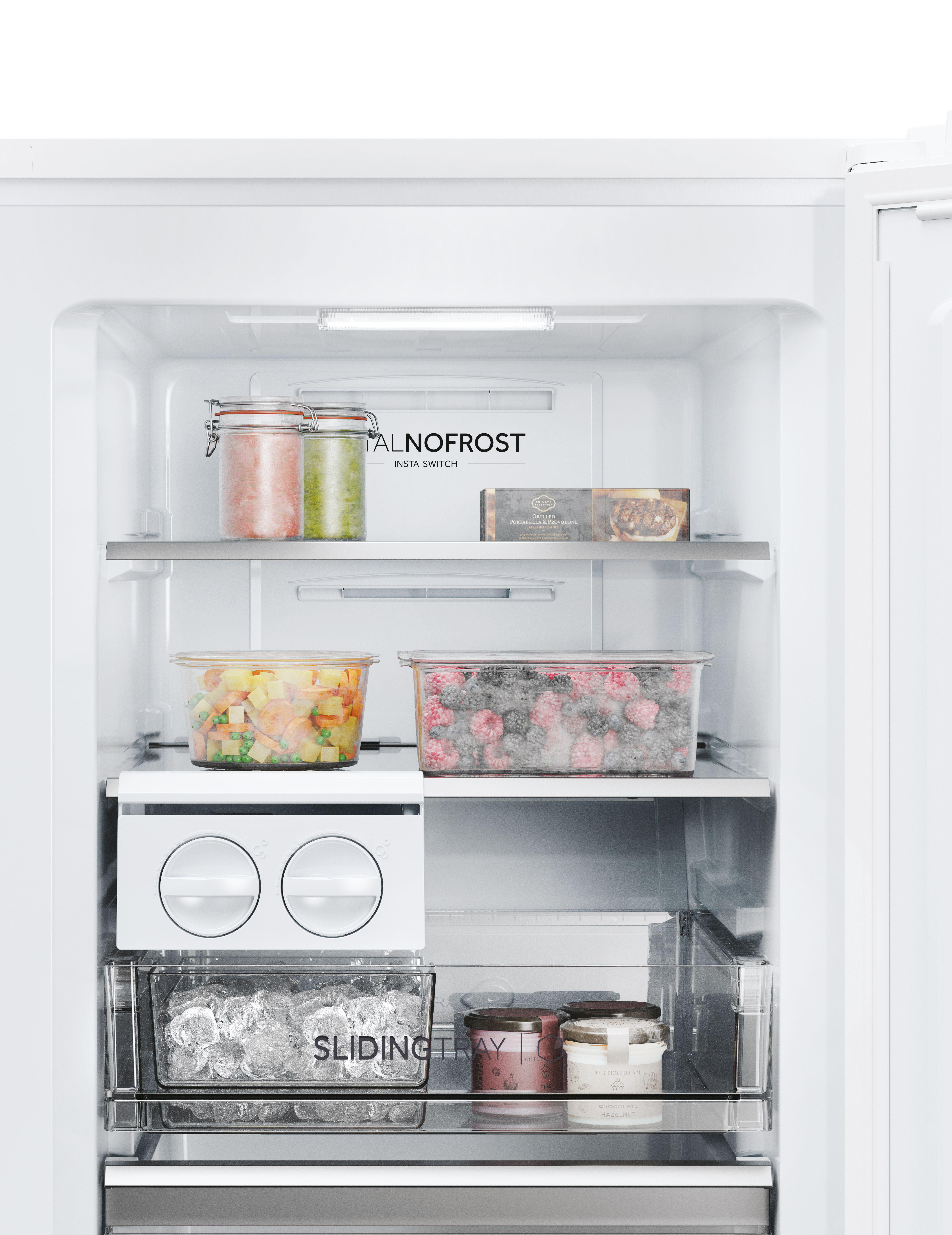 Kühlschrank mit Gläsern, Beeren, Gemüse, Eis und Gläsern.
