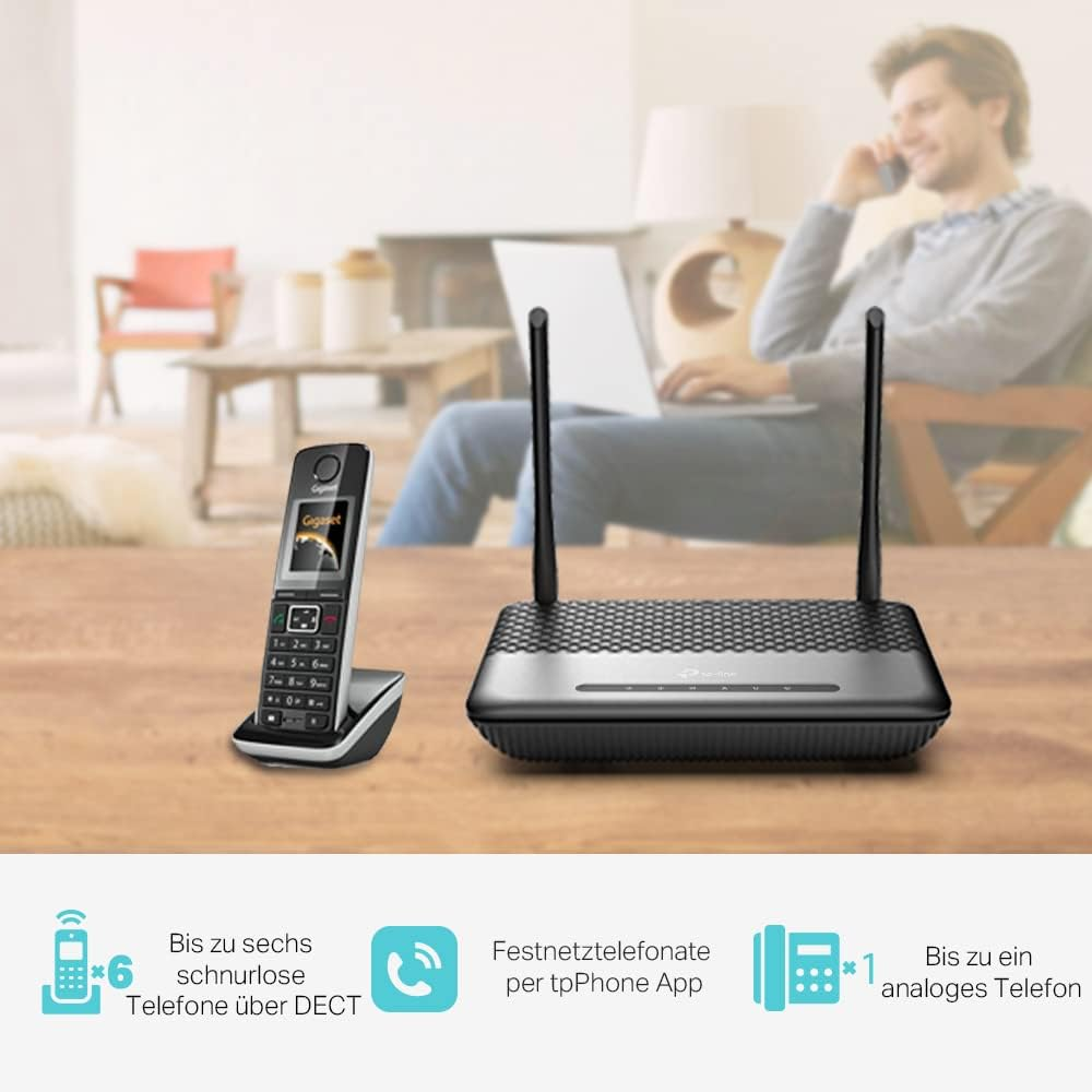 DECT-Telefon und Router auf einem Holztisch. Mann telefoniert im Hintergrund.