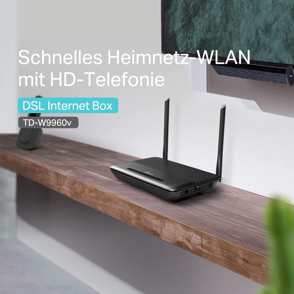 Ein schwarzer WLAN-Router mit Antennen steht auf einem Holzregal.