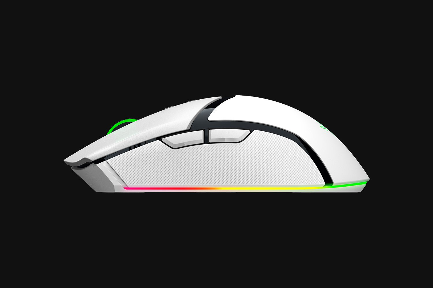 Fehér gamer egér RGB világítással fekete háttéren.