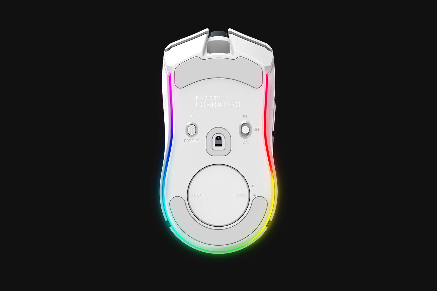 Fehér Razer Cobra Pro egér RGB világítással fekete háttéren.