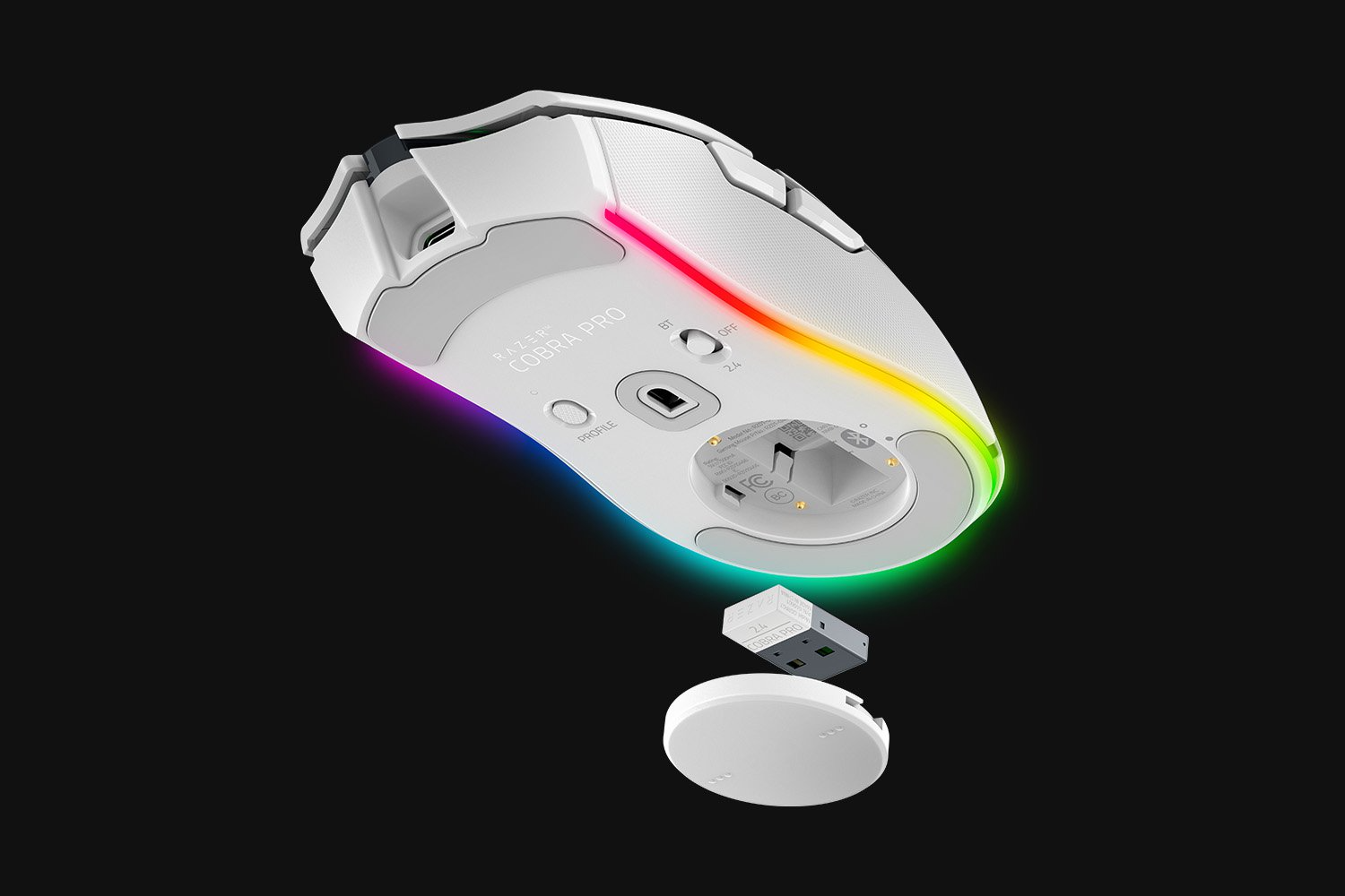 Fehér Razer Cobra Pro egér RGB világítással és tartozékokkal fekete háttéren.