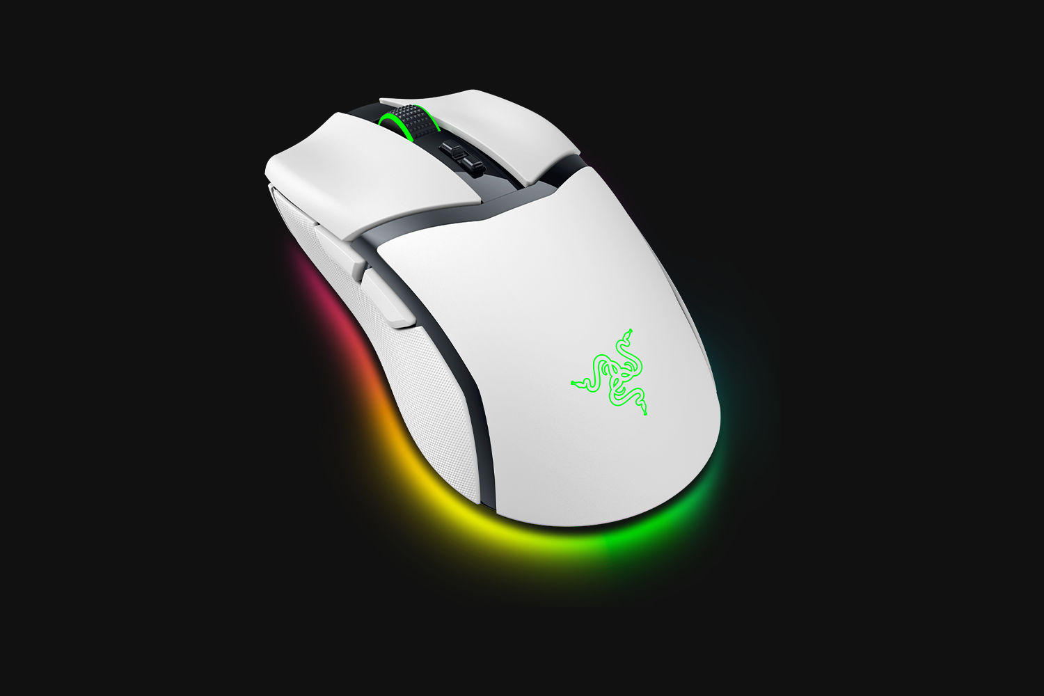 Fehér gamer egér zöld logóval és RGB világítással fekete háttéren.