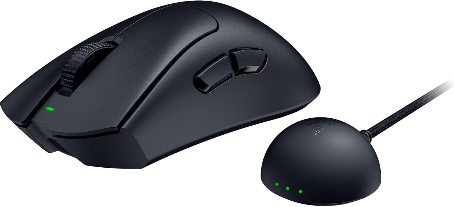 Fekete gamer egér töltőállomással és zöld LED jelzőkkel.