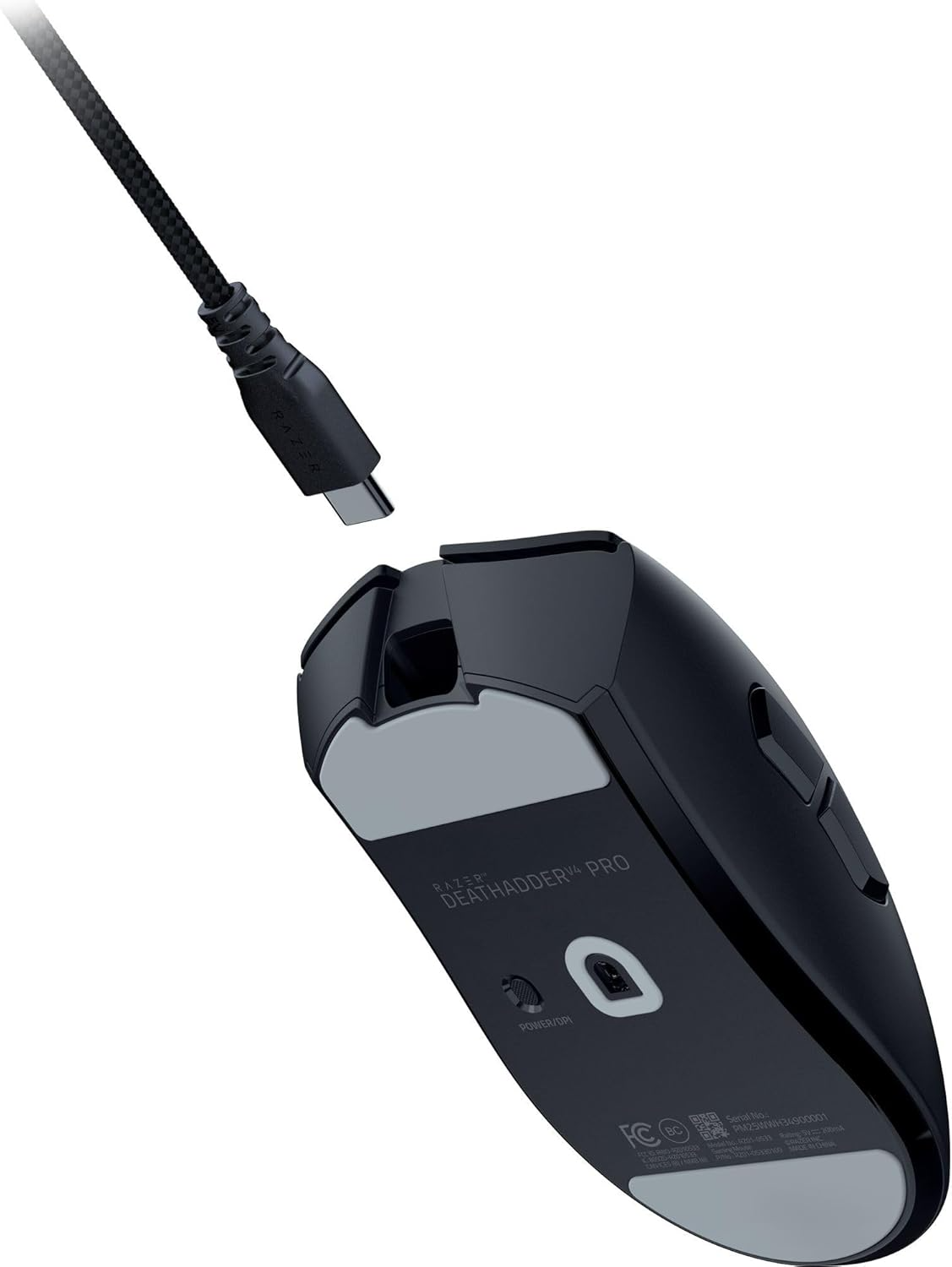 Egy fekete Razer DeathAdder V4 Pro gamer egér USB-C kábellel.