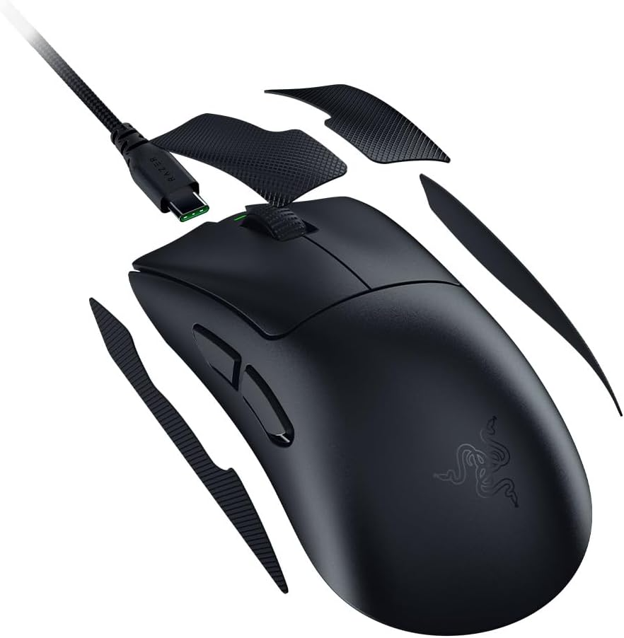 Fekete gamer egér USB-C kábellel és külön markolattal.