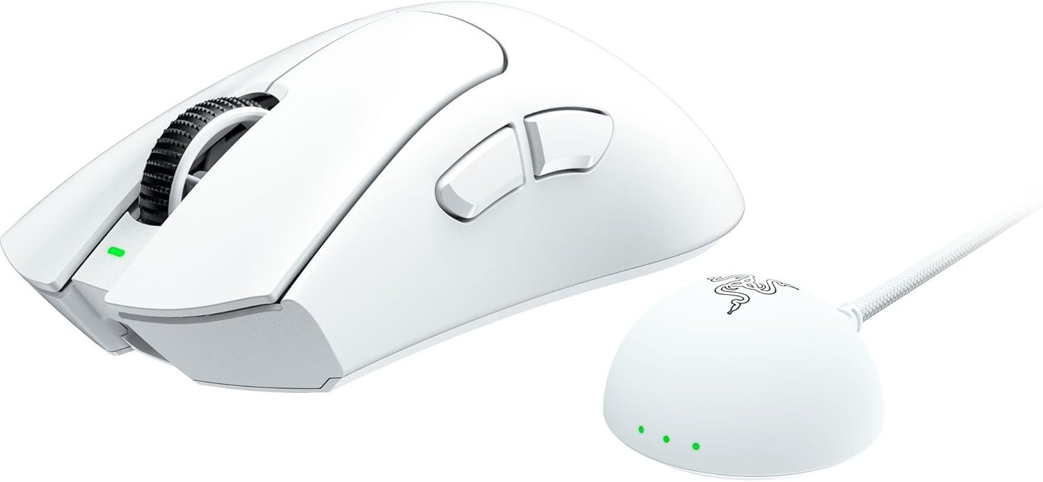 Egy fehér gamer egér és töltőállomás Razer logóval és zöld LED-ekkel.