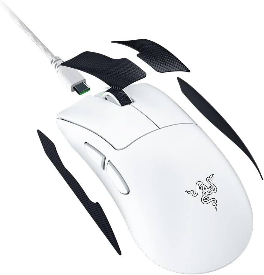 Egy fehér gamer egér fekete kábellel és külön markolatmatricákkal.