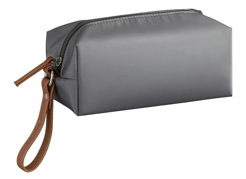 Szara kosmetyczka z brązowym skórzanym paskiem i zamkiem.