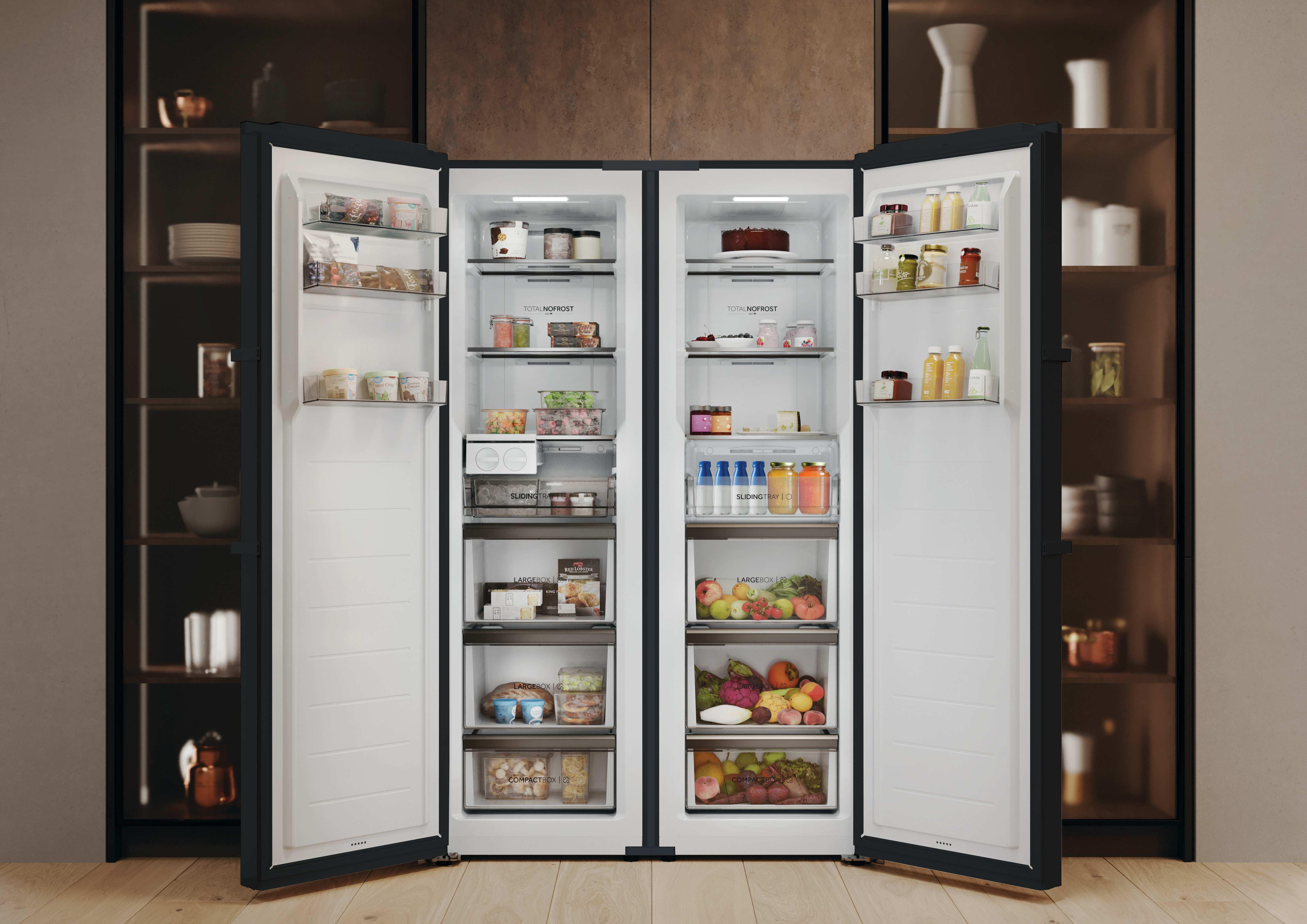 Ein offener Kühlschrank mit zwei Türen, gefüllt mit Lebensmitteln, Obst und Gemüse.