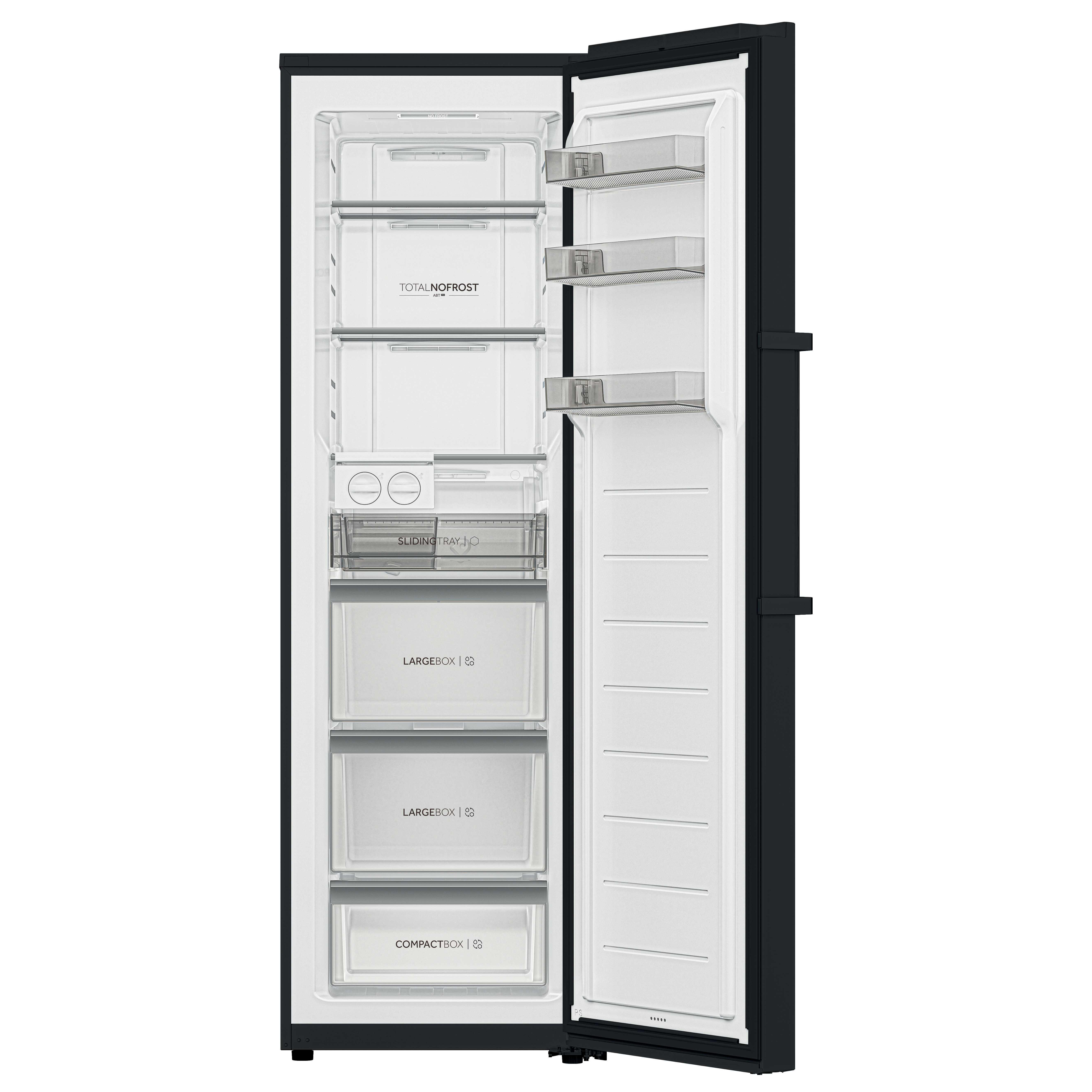 Ein offener schwarzer Kühlschrank mit mehreren transparenten Schubladen und Fächern.