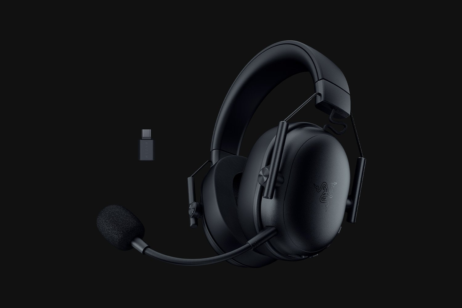 Fekete fejhallgató mikrofonnal és USB-C hardverkulccsal fekete háttéren.
