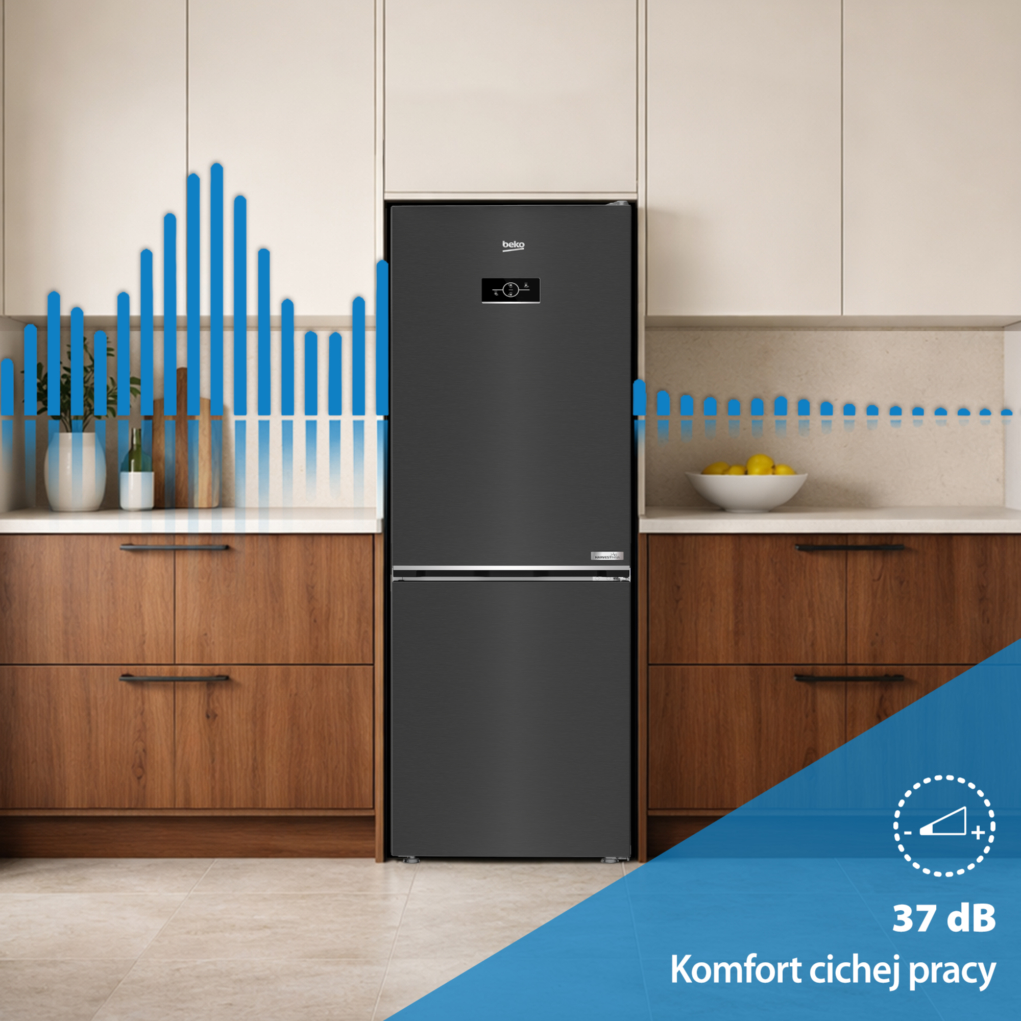 Czarna lodówka w kuchni z drewnianymi szafkami, wykres poziomu dźwięku.