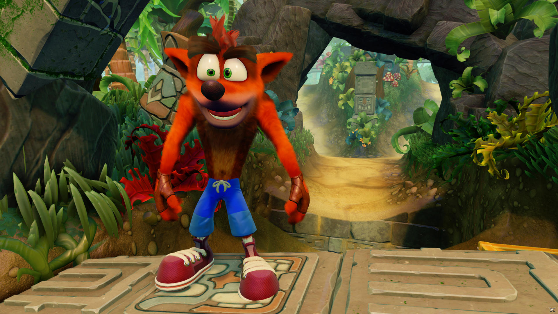 Crash Bandicoot stoi w bujnym, tropikalnym otoczeniu ze skałami i roślinami.