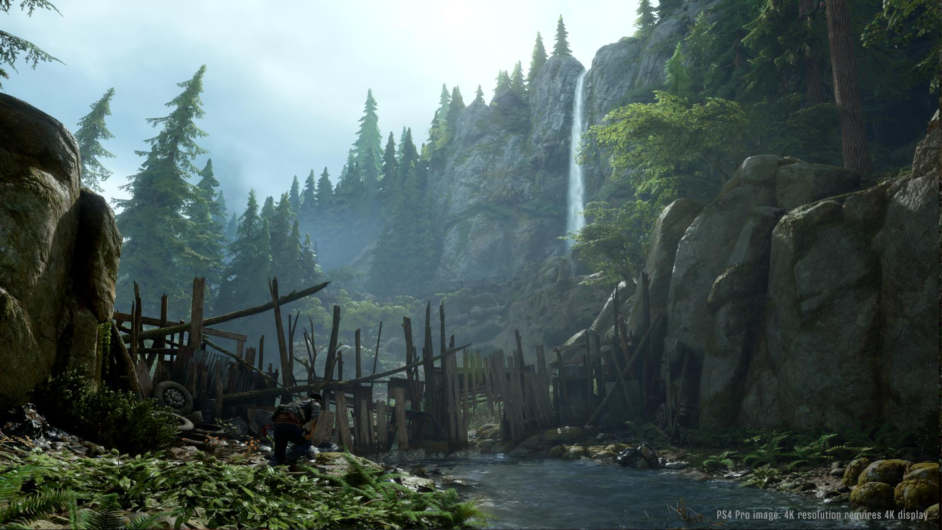 Mężczyzna stoi przy zniszczonym płocie nad rzeką, z wodospadem w tle.