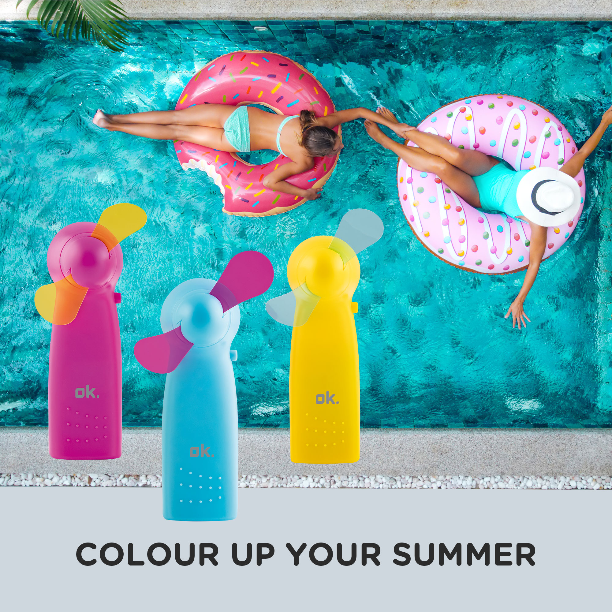 Dwie kobiety unoszą się na dmuchanych kołach w kształcie pączków w basenie obok trzech kolorowych wiatraczków.