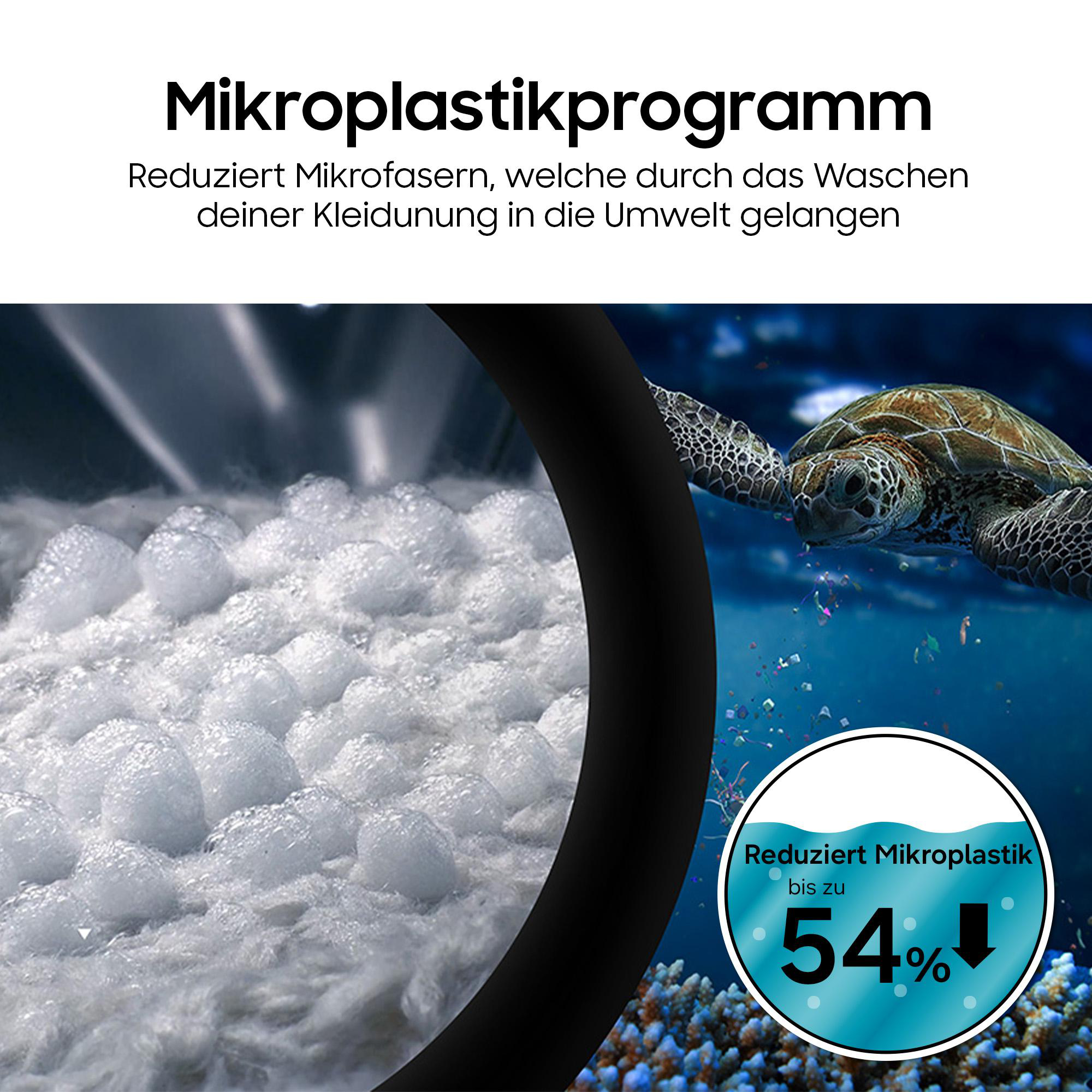 Ein Meeresschildkröte schwimmt im blauen Wasser neben Wäsche.