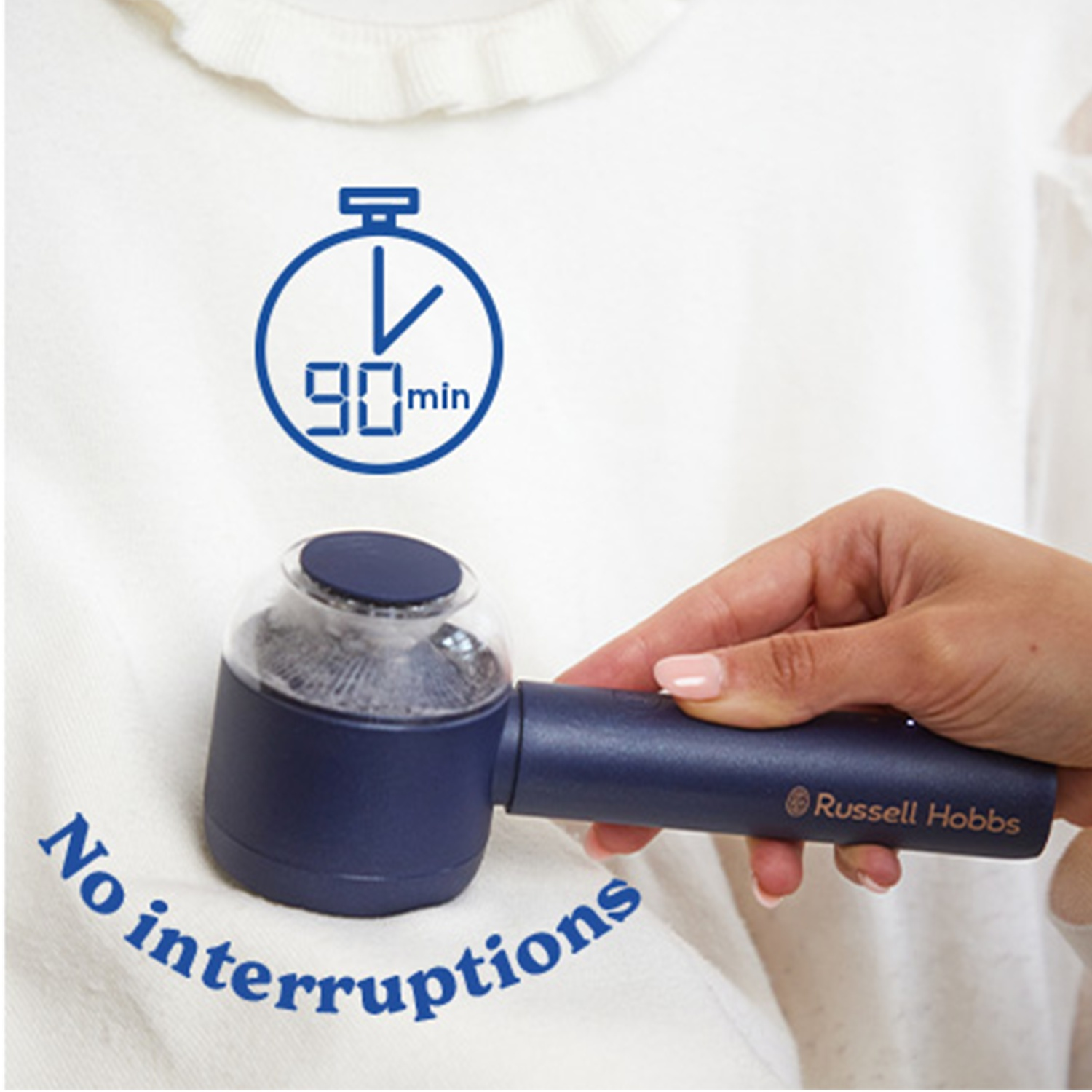 Une main tient un rasoir à tissu bleu à côté d'une chemise blanche avec une icône de minuteur.