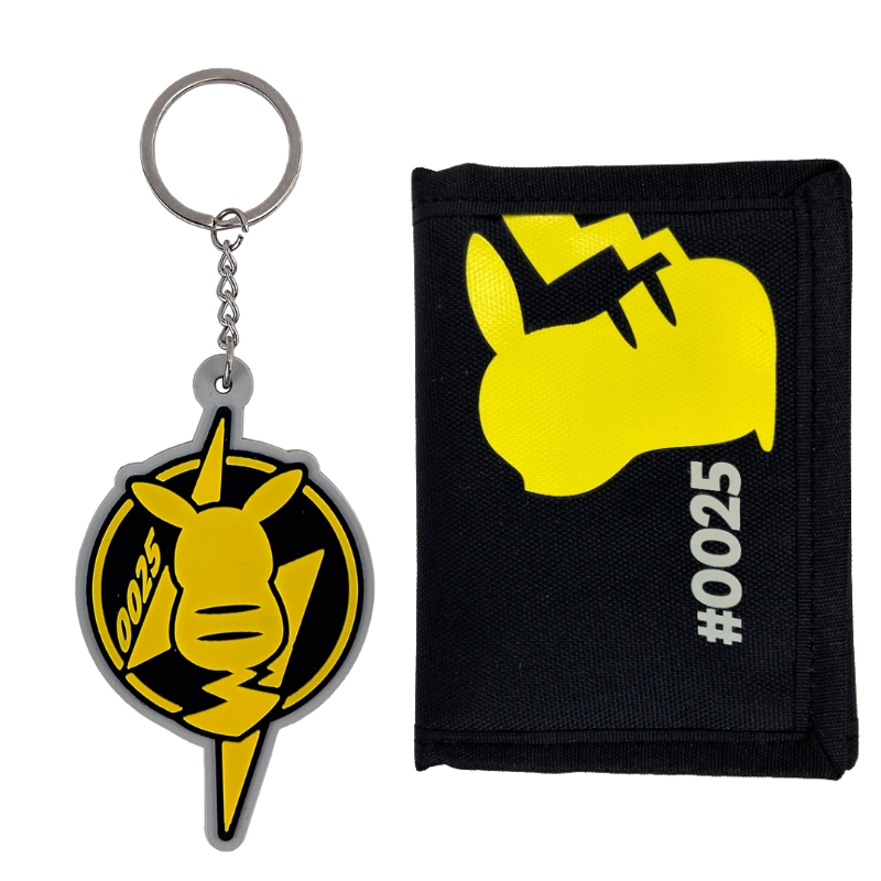Un llavero amarillo de Pikachu y una cartera negra con diseño de Pikachu.