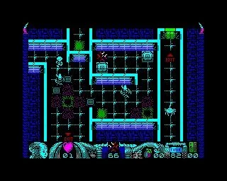 Videojuego retro con laberinto de neón, personajes y enemigos.