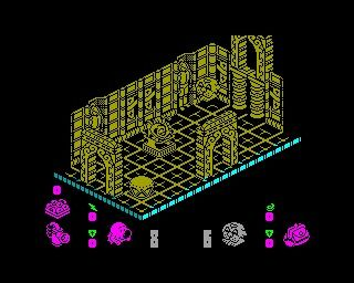 Escena de pixel art: Arquitectura dorada, objetos y figuras sobre fondo negro.