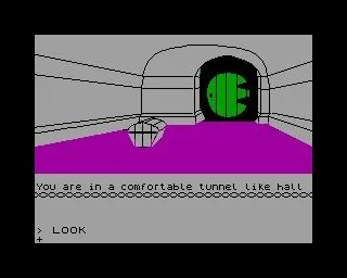 Una puerta redonda y verde en un túnel con un cofre sobre alfombra morada.