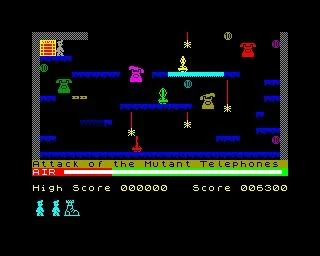 Pantalla de juego de 8 bits con teléfonos y figuras coloridas sobre fondo oscuro.