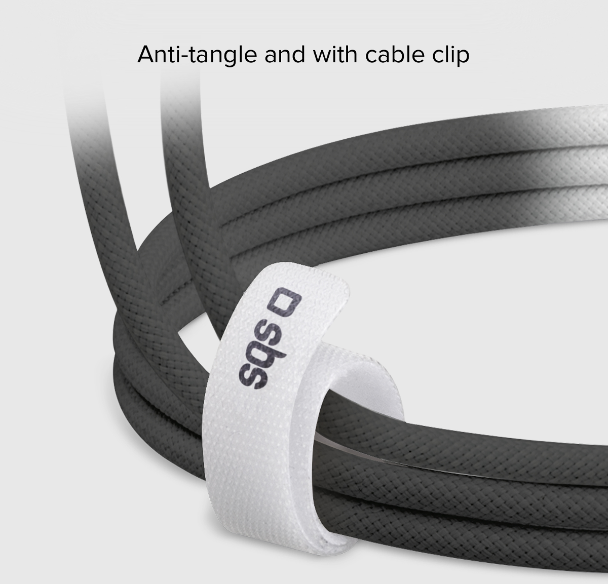 Ein graues Kabel mit einem weißen Klettverschluss, das SBS-Logo ist darauf zu sehen.