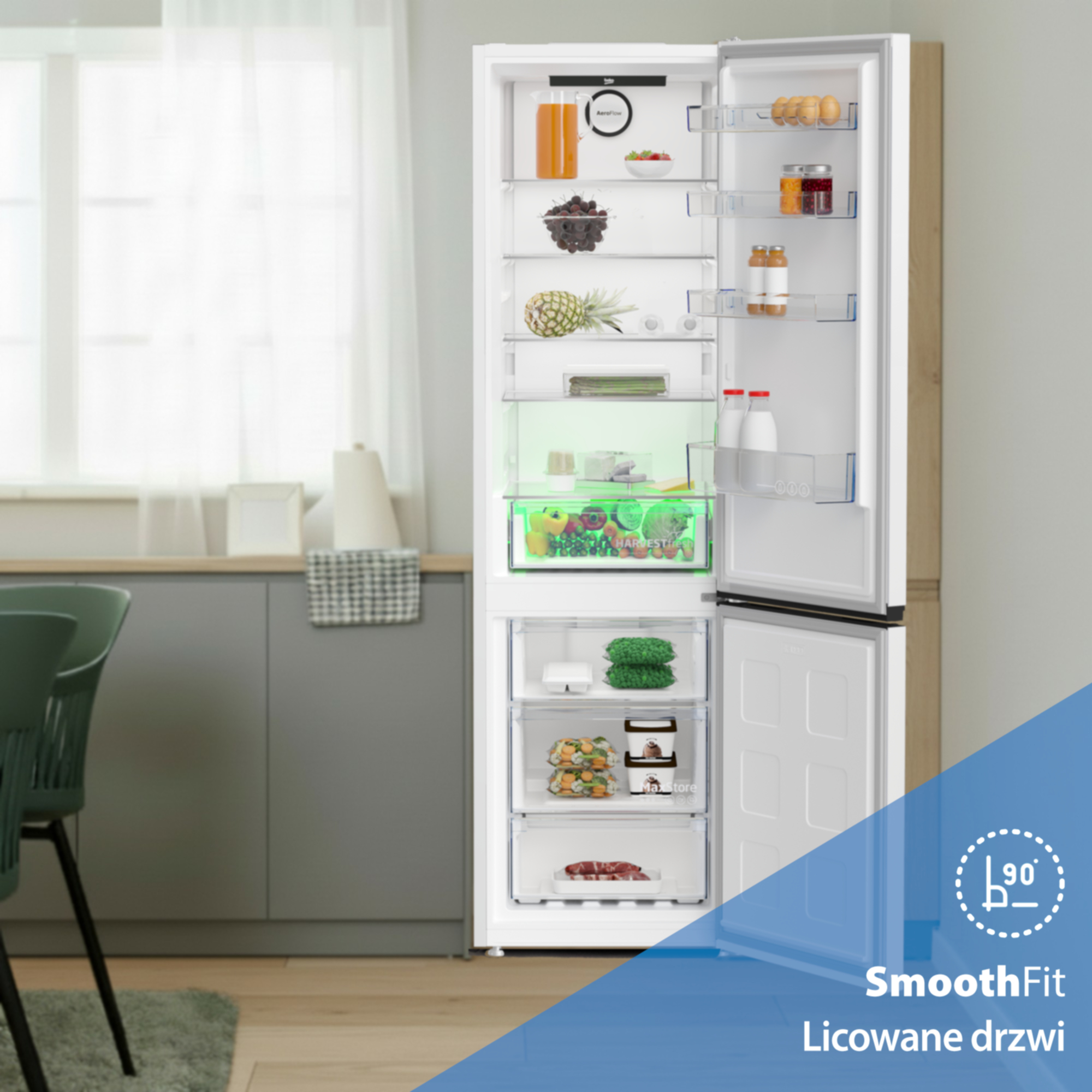 Otwarta lodówka z jedzeniem: sok, jajka, jagody, ananas, warzywa.