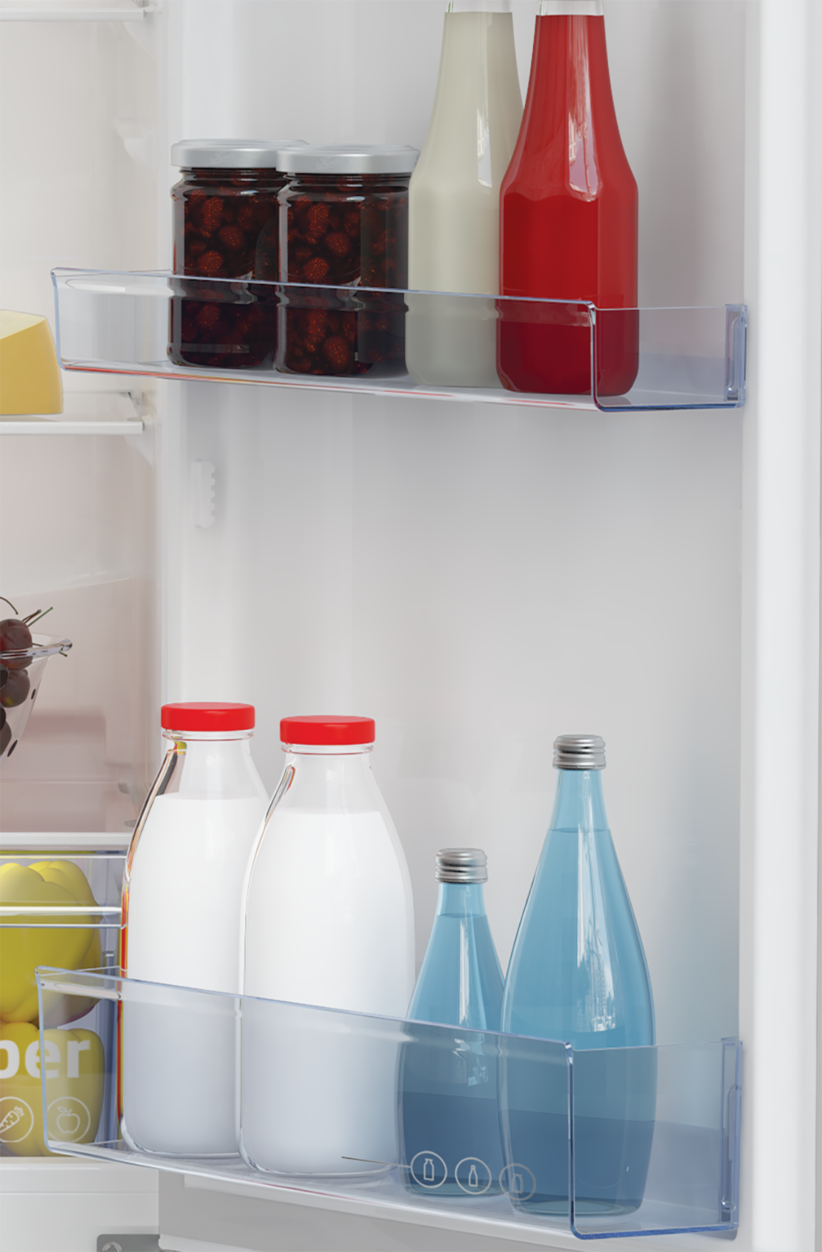 Półki w lodówce z słoikami, butelkami mleka, czerwonego soku i wody.