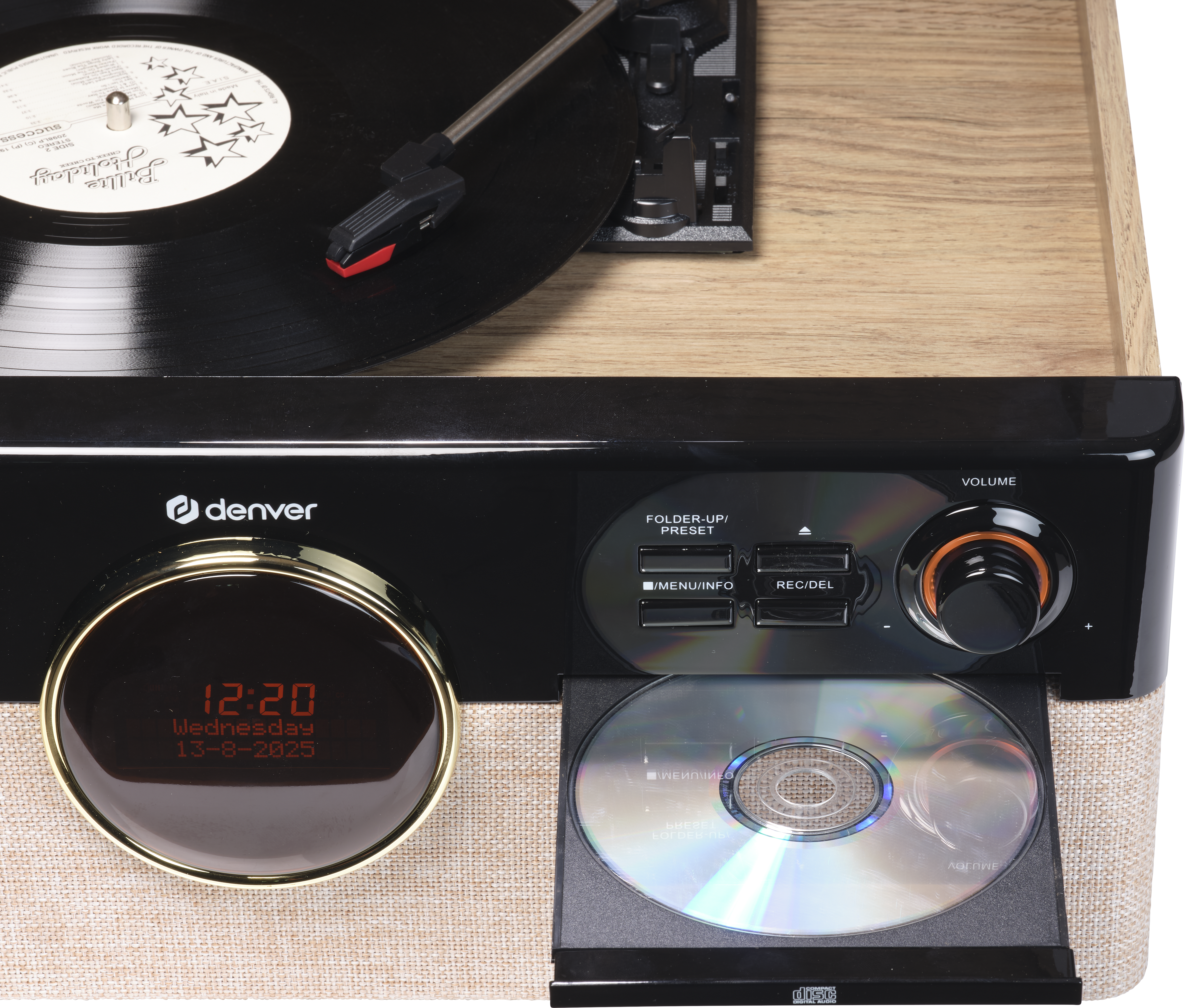 Un tourne-disque avec tiroir CD et écran d'horloge numérique.