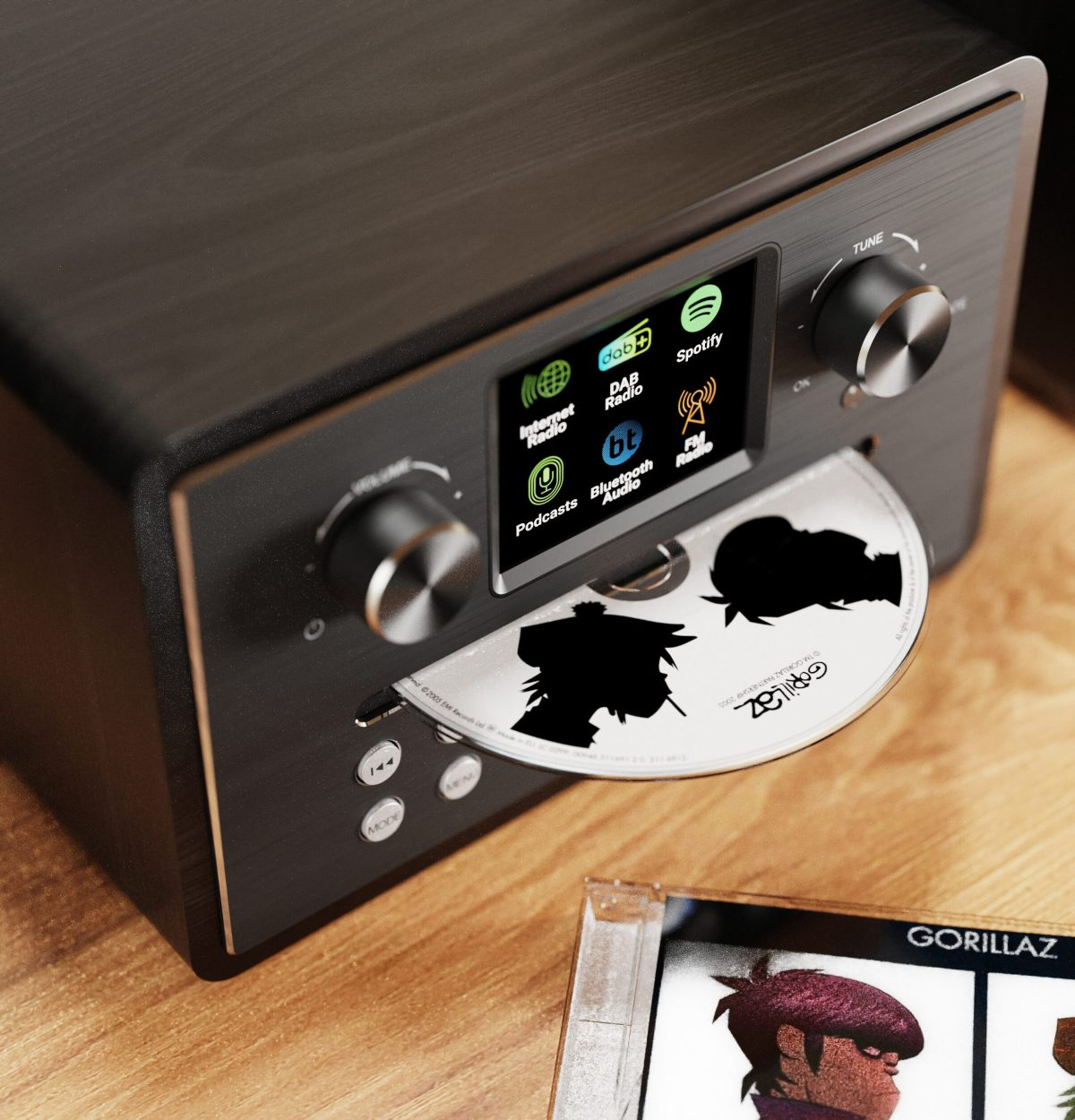 Lettore CD nero con CD e custodia Gorillaz su tavolo legno.
