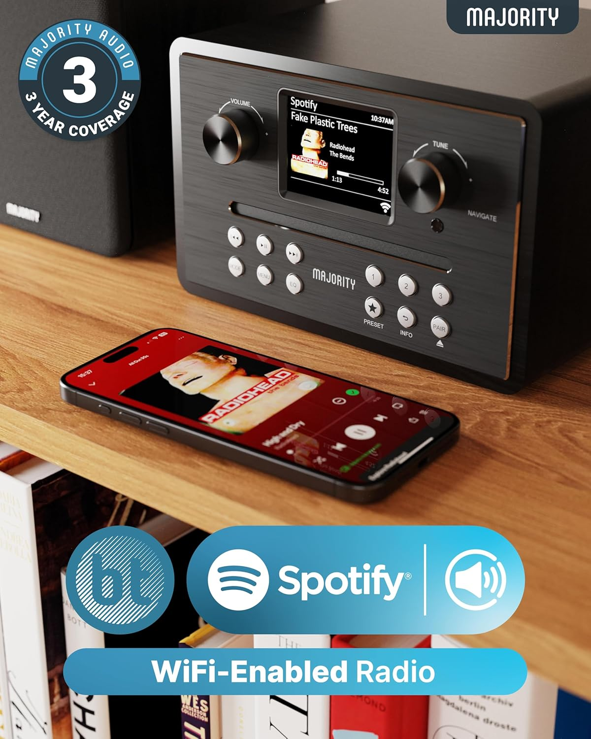 Una radio con schermo che mostra Spotify, accanto a uno smartphone con musica.