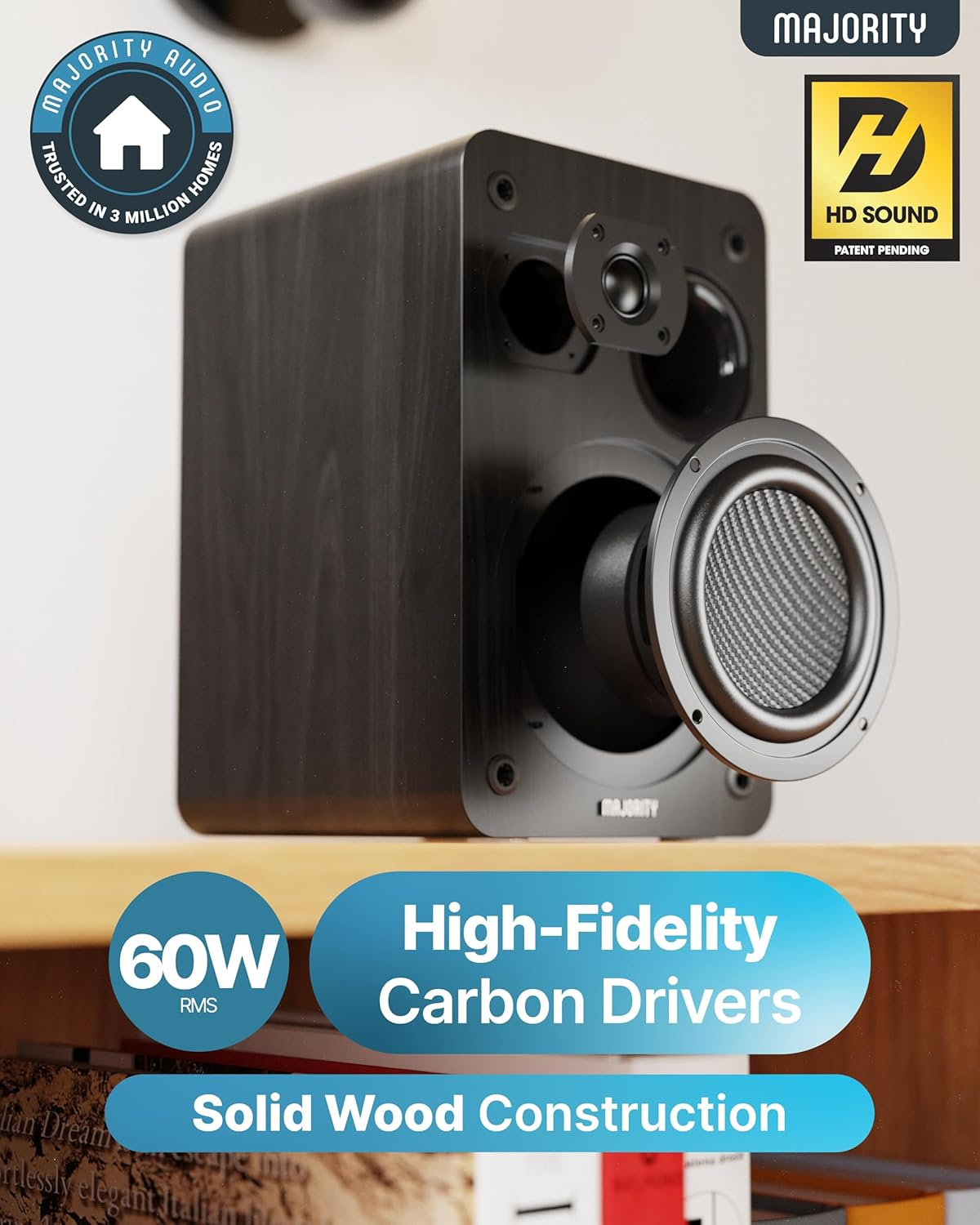 Un altoparlante nero con driver in carbonio poggia su uno scaffale. 60W RMS.