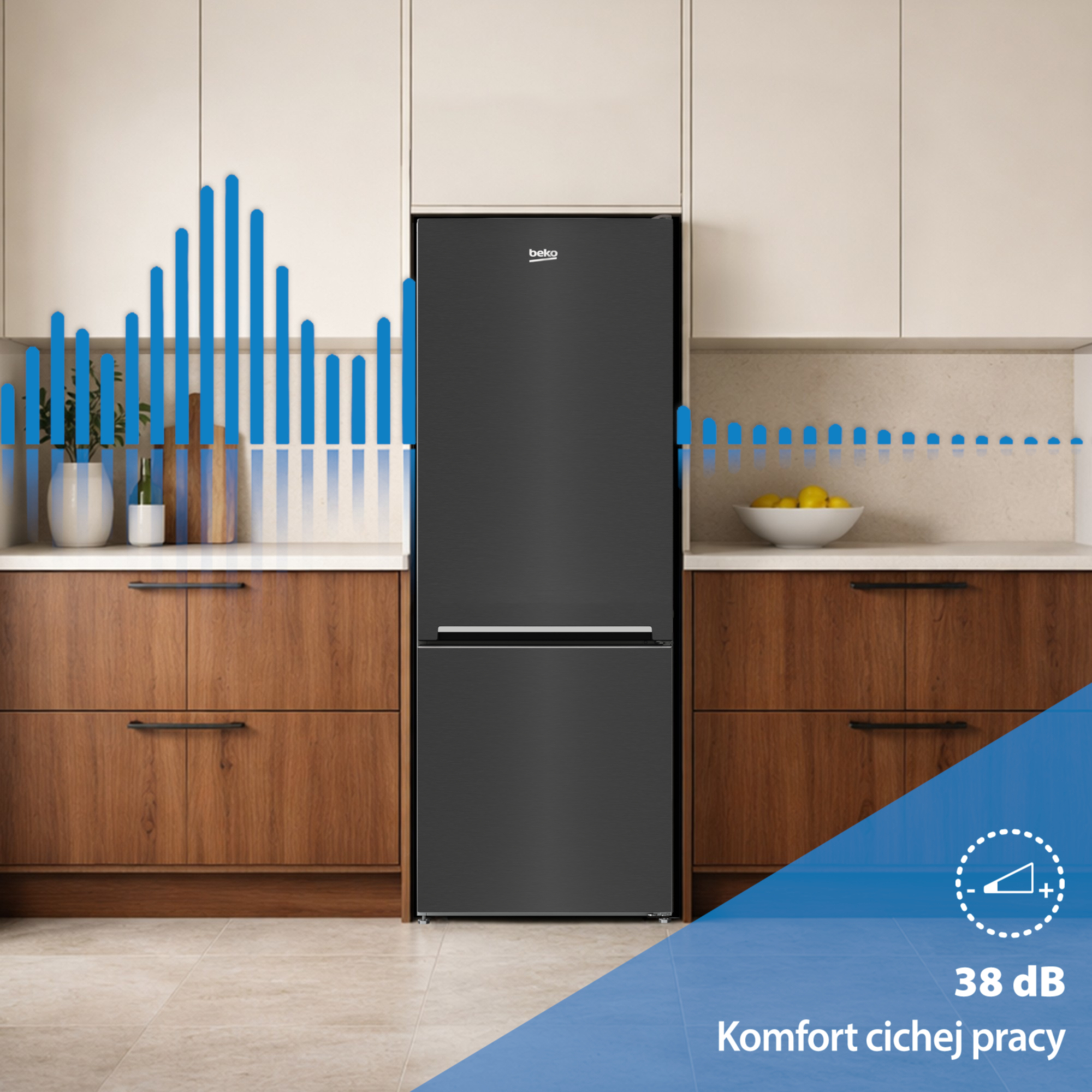 Czarna lodówka w kuchni z drewnianymi szafkami i ikoną głośności.