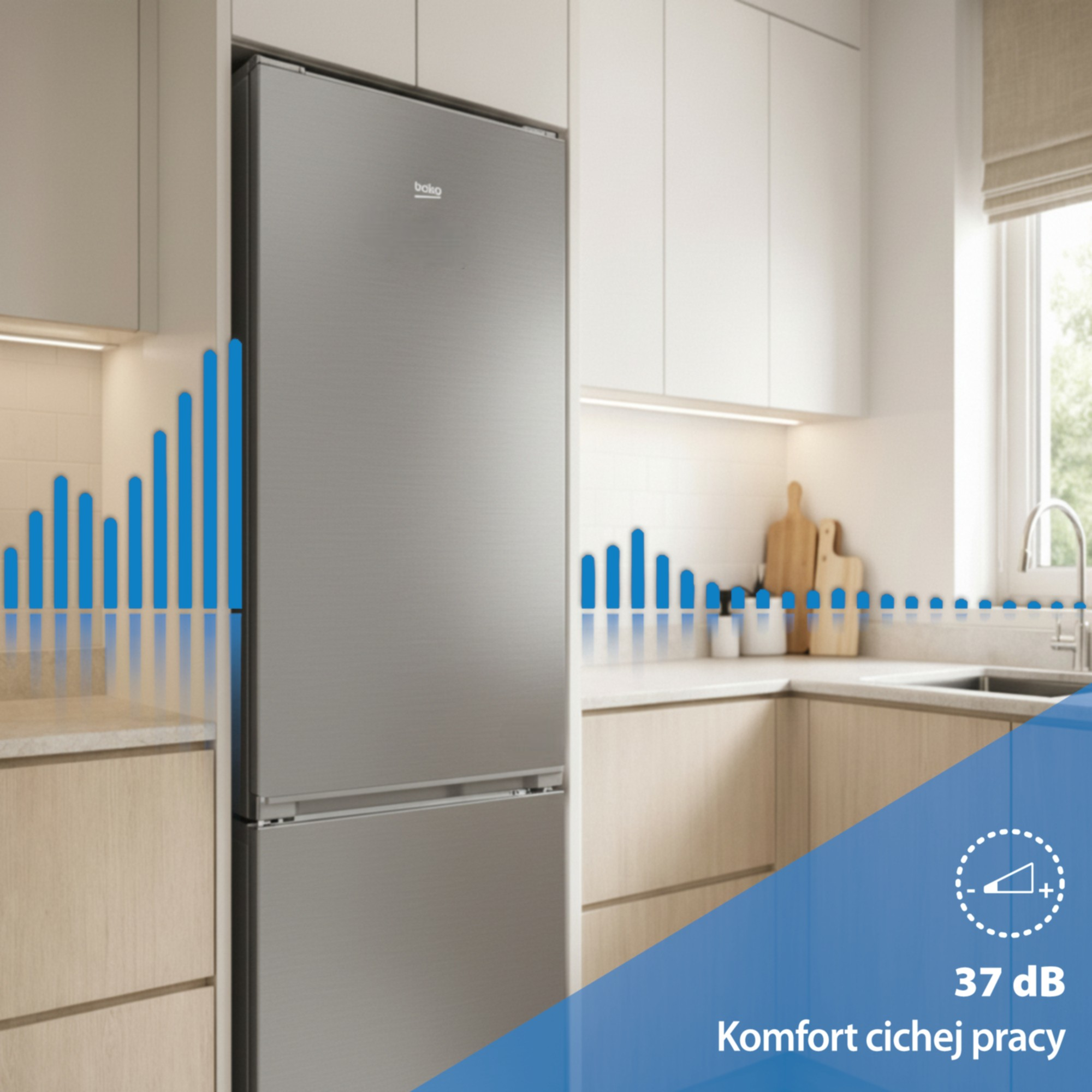 Srebrna lodówka w nowoczesnej kuchni z drewnianymi elementami.