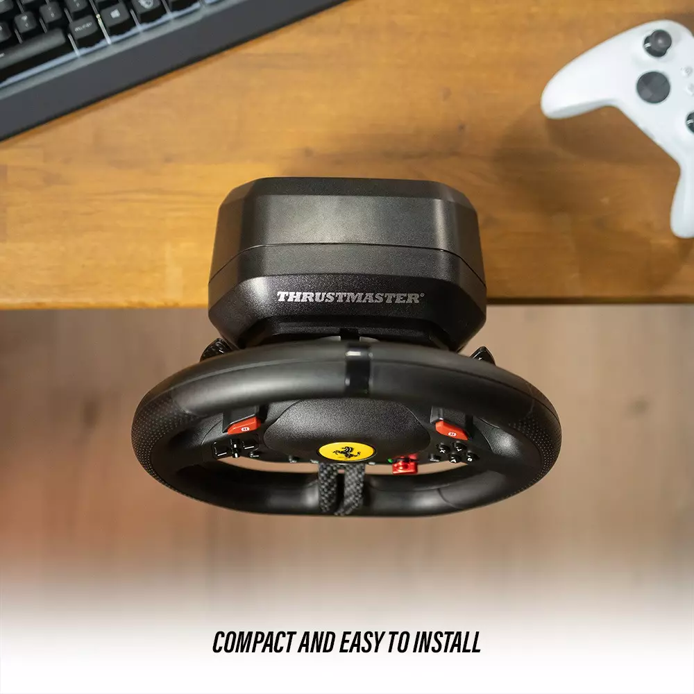 Schwarzes Thrustmaster-Rennlenkrad mit gelbem Ferrari-Logo auf einem Holztisch.