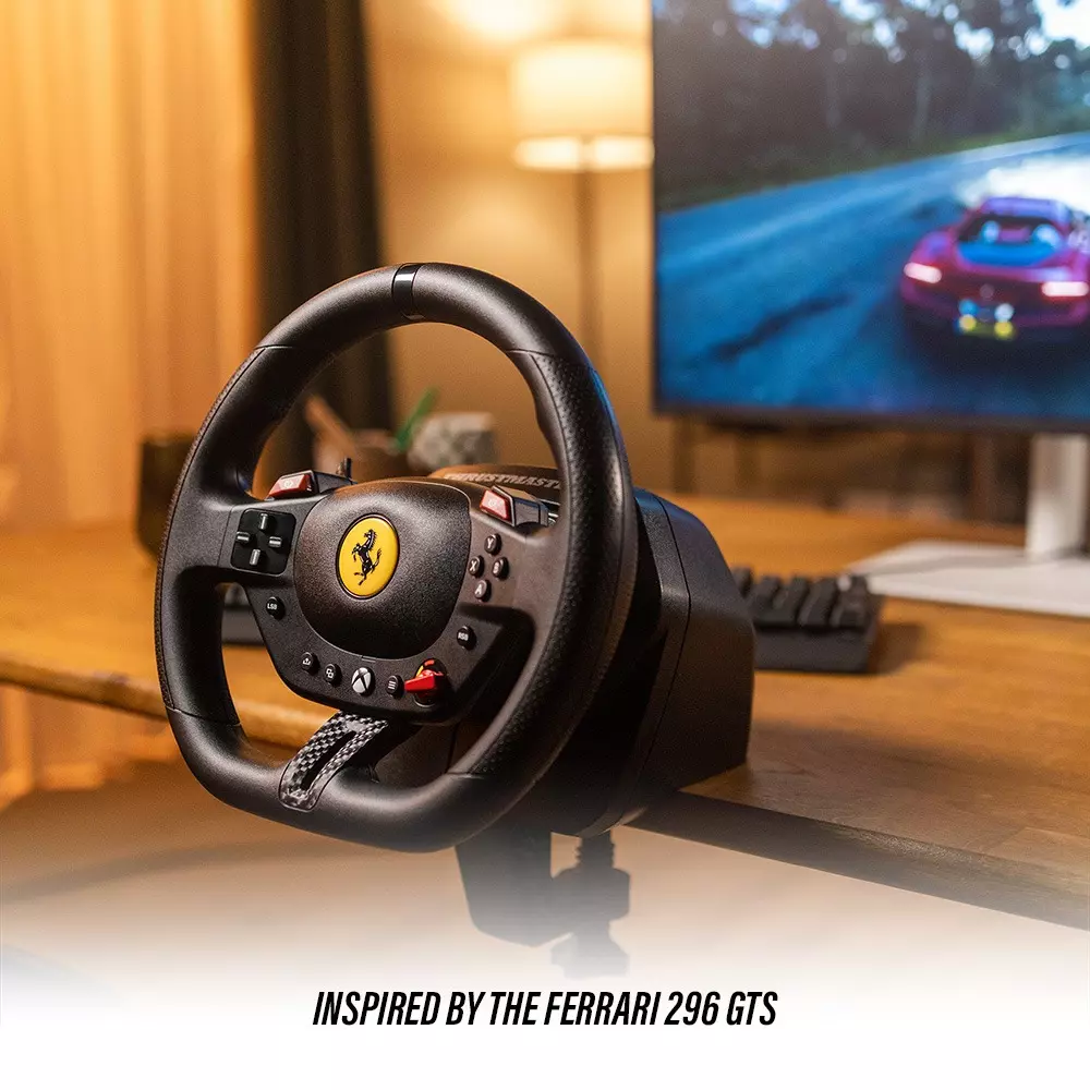 Ein schwarzes Rennlenkrad mit Ferrari-Logo, das auf einem Schreibtisch steht.