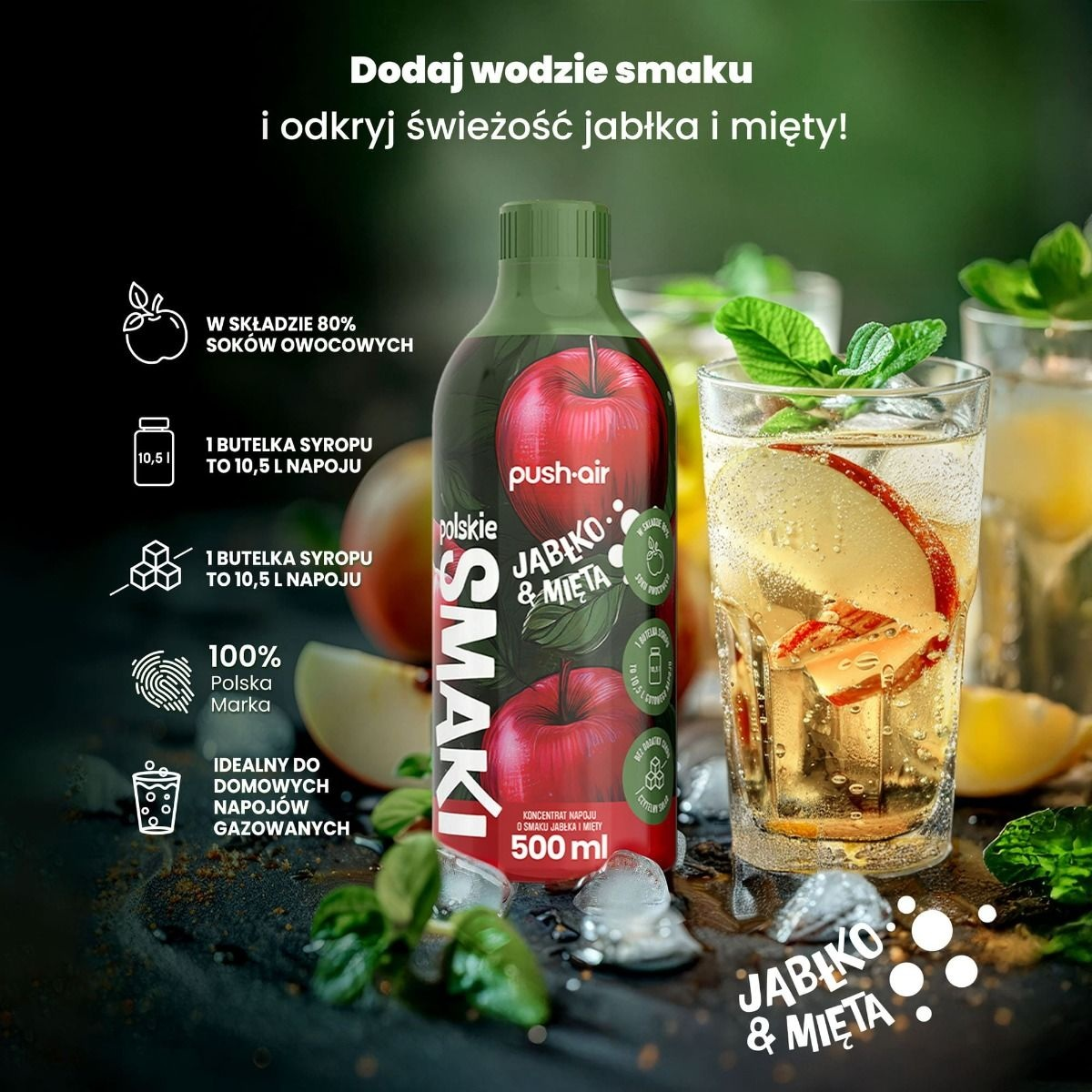 Butelka syropu jabłko mięta obok szklanki z napojem, lodem i plasterkami jabłka.