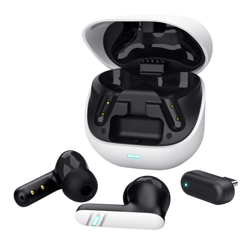 Białe etui ładujące z otwartą pokrywą, dwa czarne słuchawki i czarny adapter.