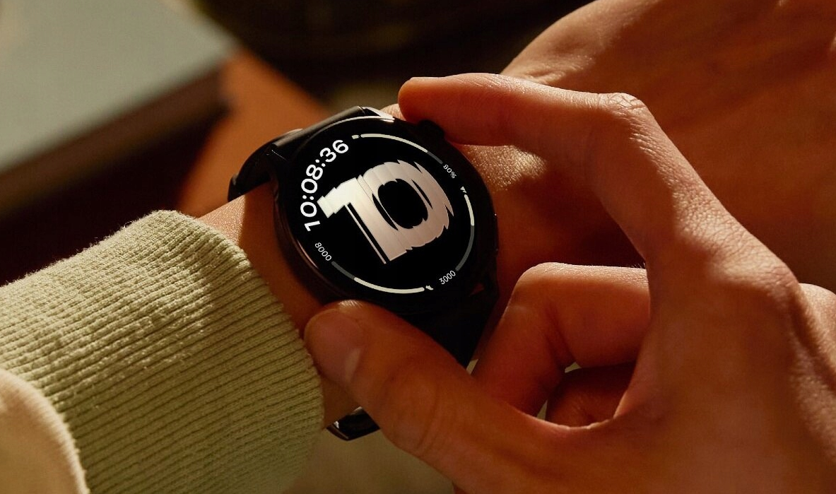 Osoba nosi smartwatch wyświetlający godzinę 10:08.