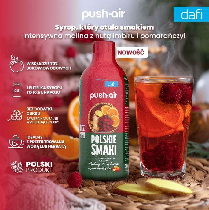 Butelka syropu malinowo-imbirowo-pomarańczowego obok szklanki napoju z owocami.