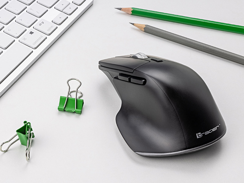 Czarna mysz, klawiatura, dwa spinacze i ołówki na białym tle.