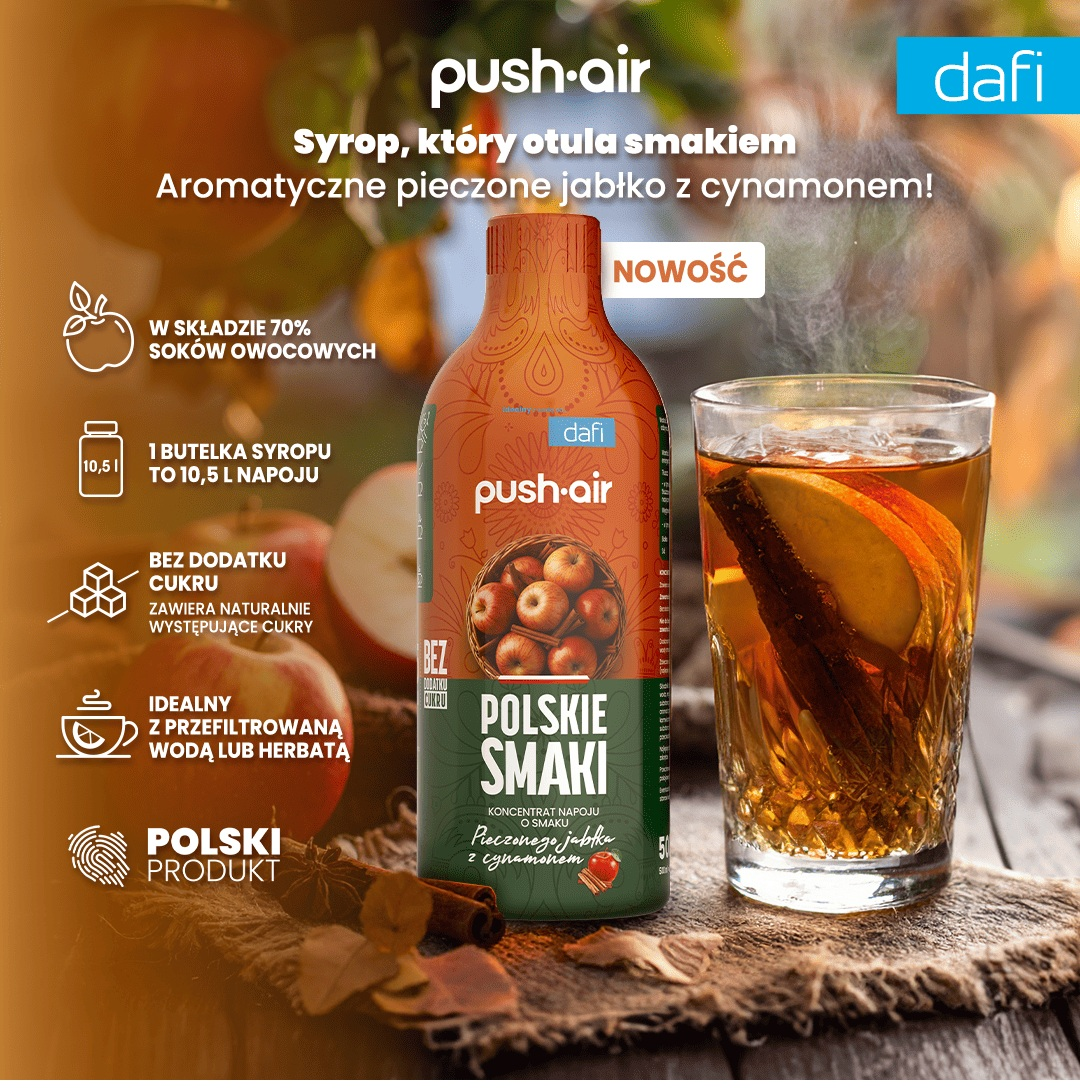 Butelka syropu jabłkowego z cynamonem obok szklanki napoju z jabłkiem i cynamonem.