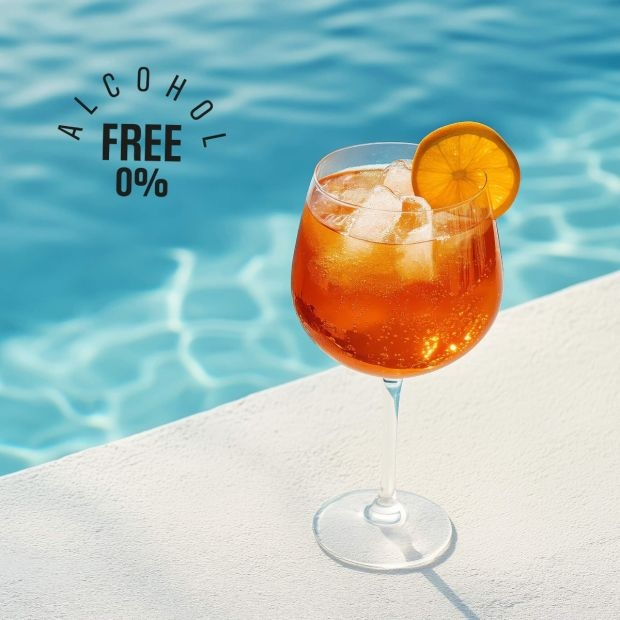 Napoje bezalkoholowe z pomarańczą i lodem, obok basenu.